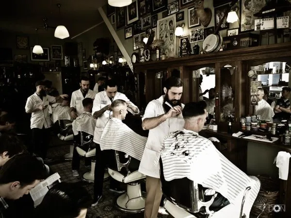 Le barbier au travail